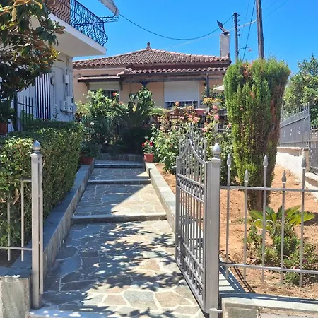 Olga's Sea & Port View House بيت للعطل